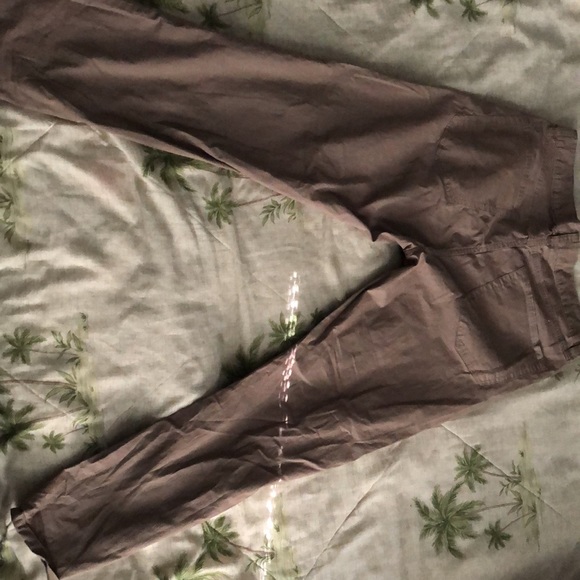 IZOD khakis 36x30 straight comfort fit - Picture 2 of 4